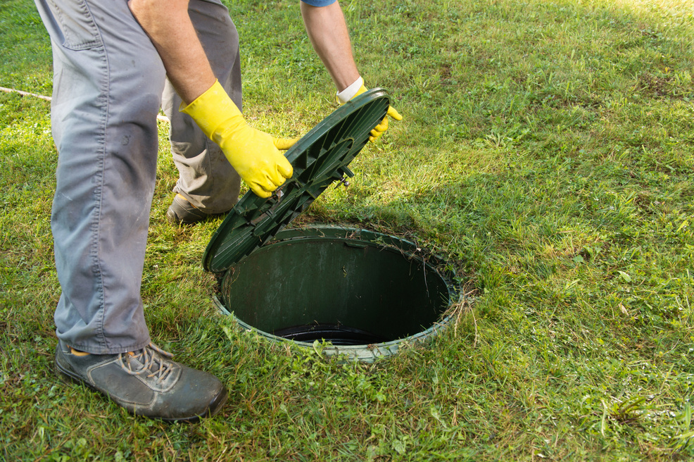 Cleaning septic tank